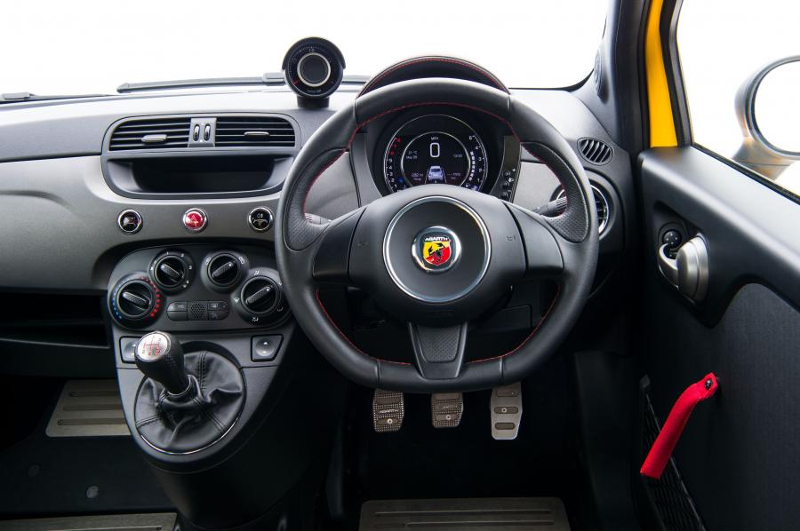 Торпедо Abarth 695 Biposto Record (312) 2015 года  (UK) (фото 25 из 31)